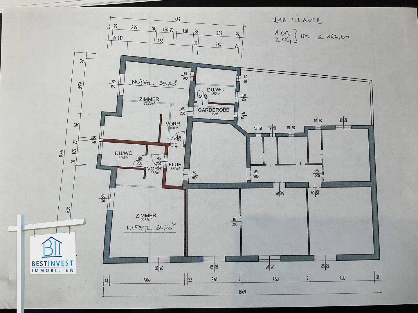 Farbiger Grundrissplan einer Wohnung mit Zimmern, Garderobe und Bädern.