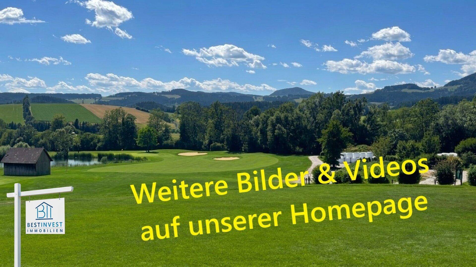 Weitläufige Landschaft mit grünen Golfplätzen, einem Teich und bewaldeten Hügeln im Hintergrund unter blauem Himmel.