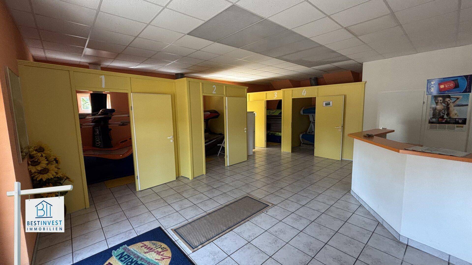 Gewerbefläche mit mehreren Kabinen und einem Empfangsbereich, möglicherweise ein Solarium.