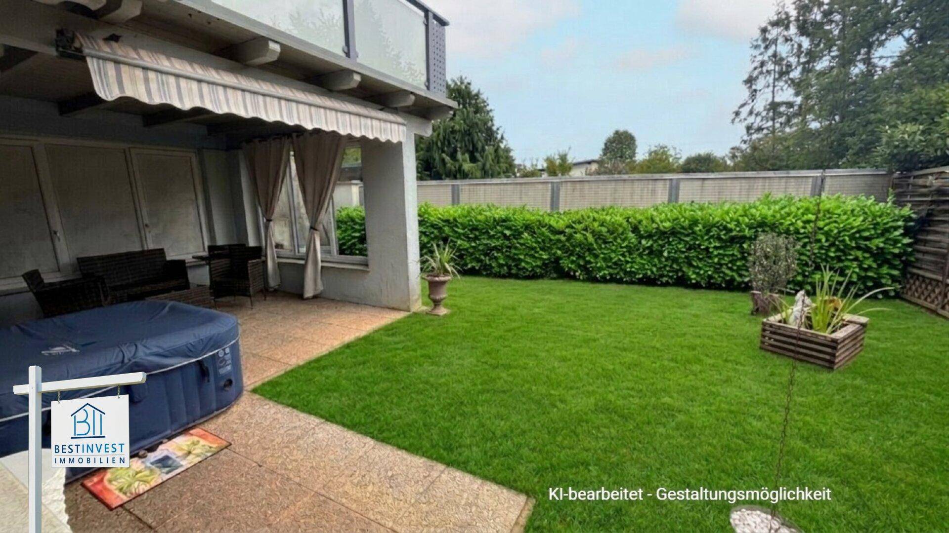 Gepflegter Gartenbereich mit Rasenfläche, überdachter Terrasse und Whirlpool.