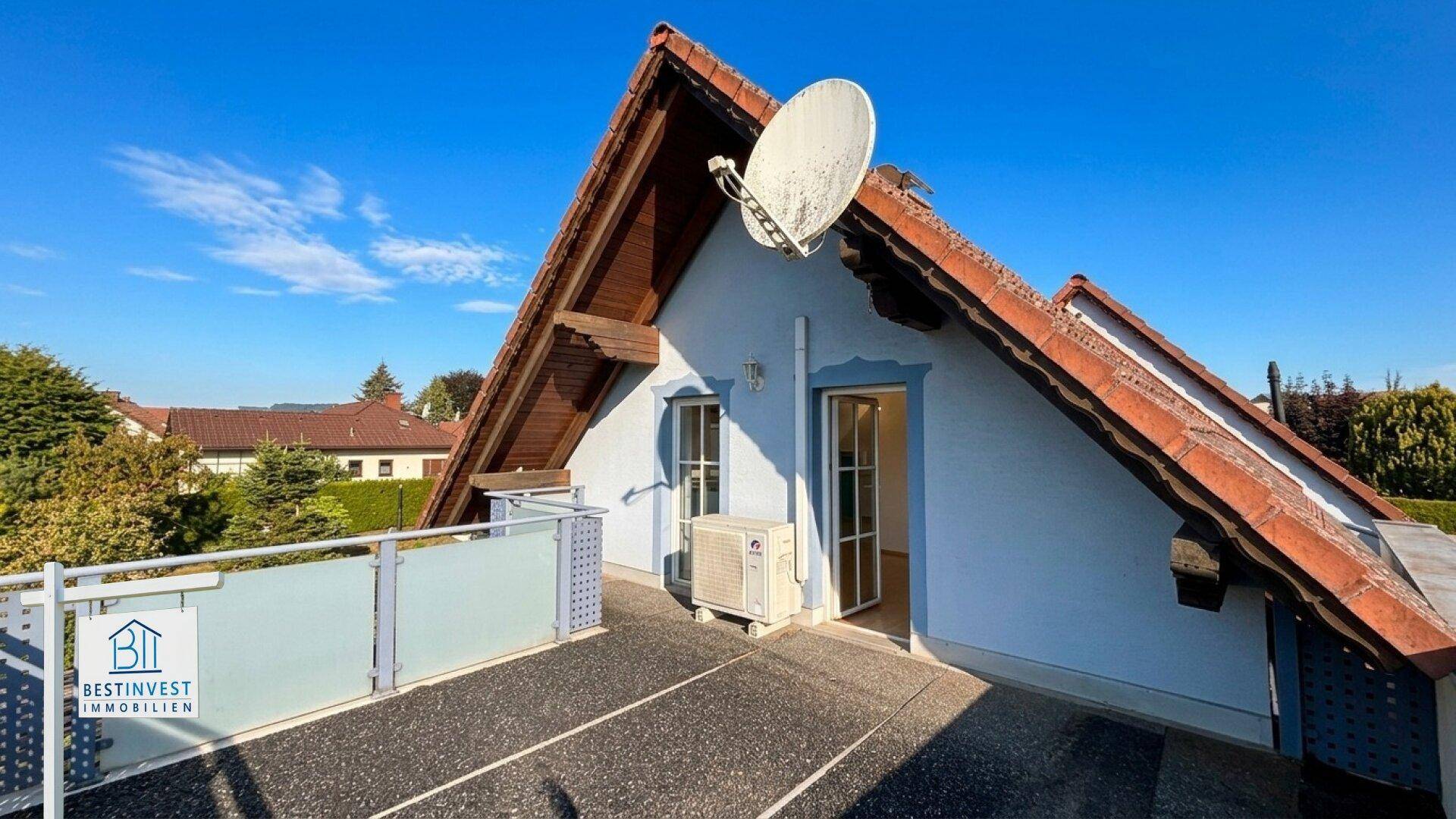 Balkon im Obergeschoss mit Satellitenschüssel und Blick auf die Umgebung.