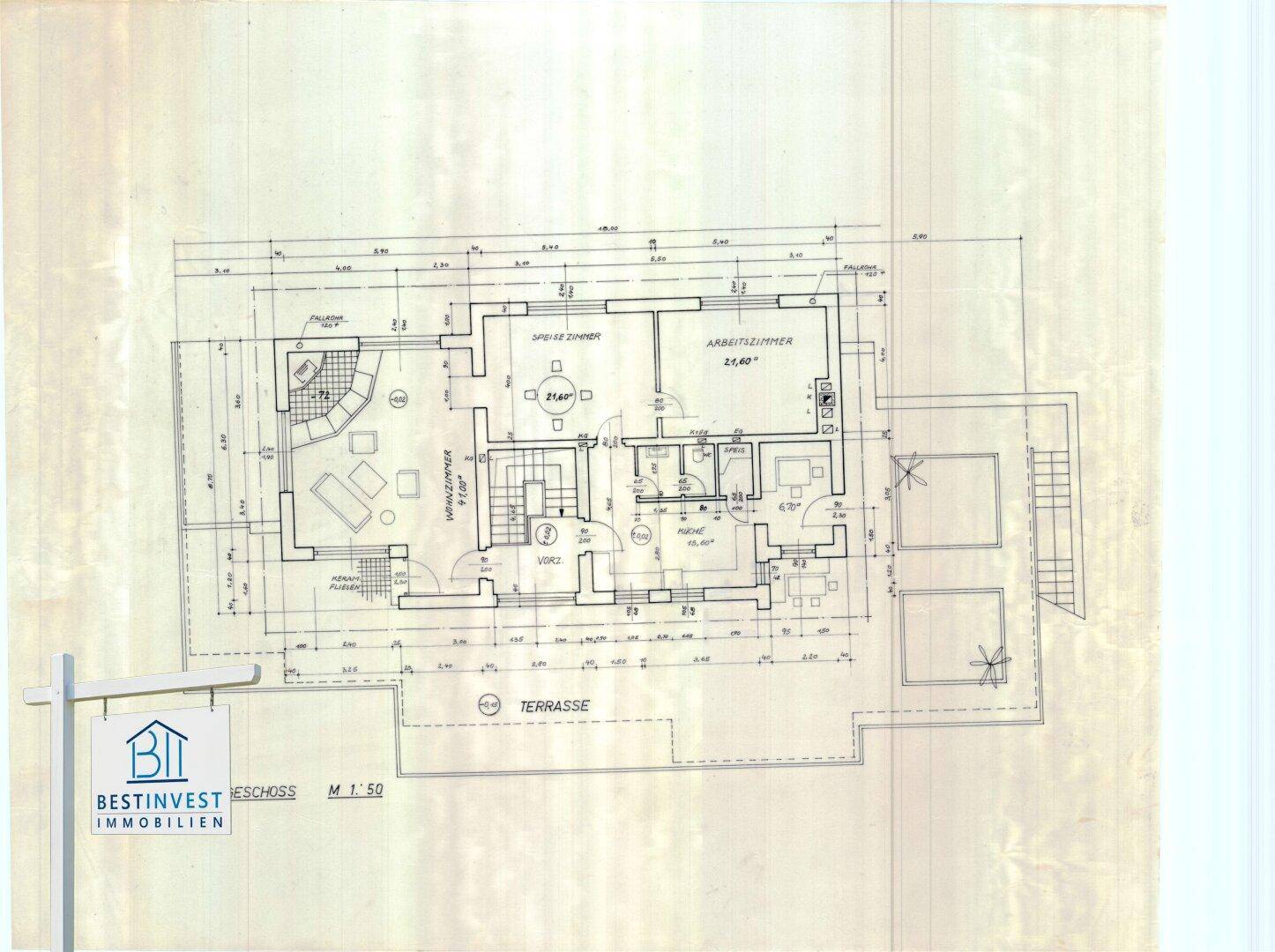 Grundriss des Erdgeschosses mit Wohnbereich, Arbeitszimmer und großer Terrasse.