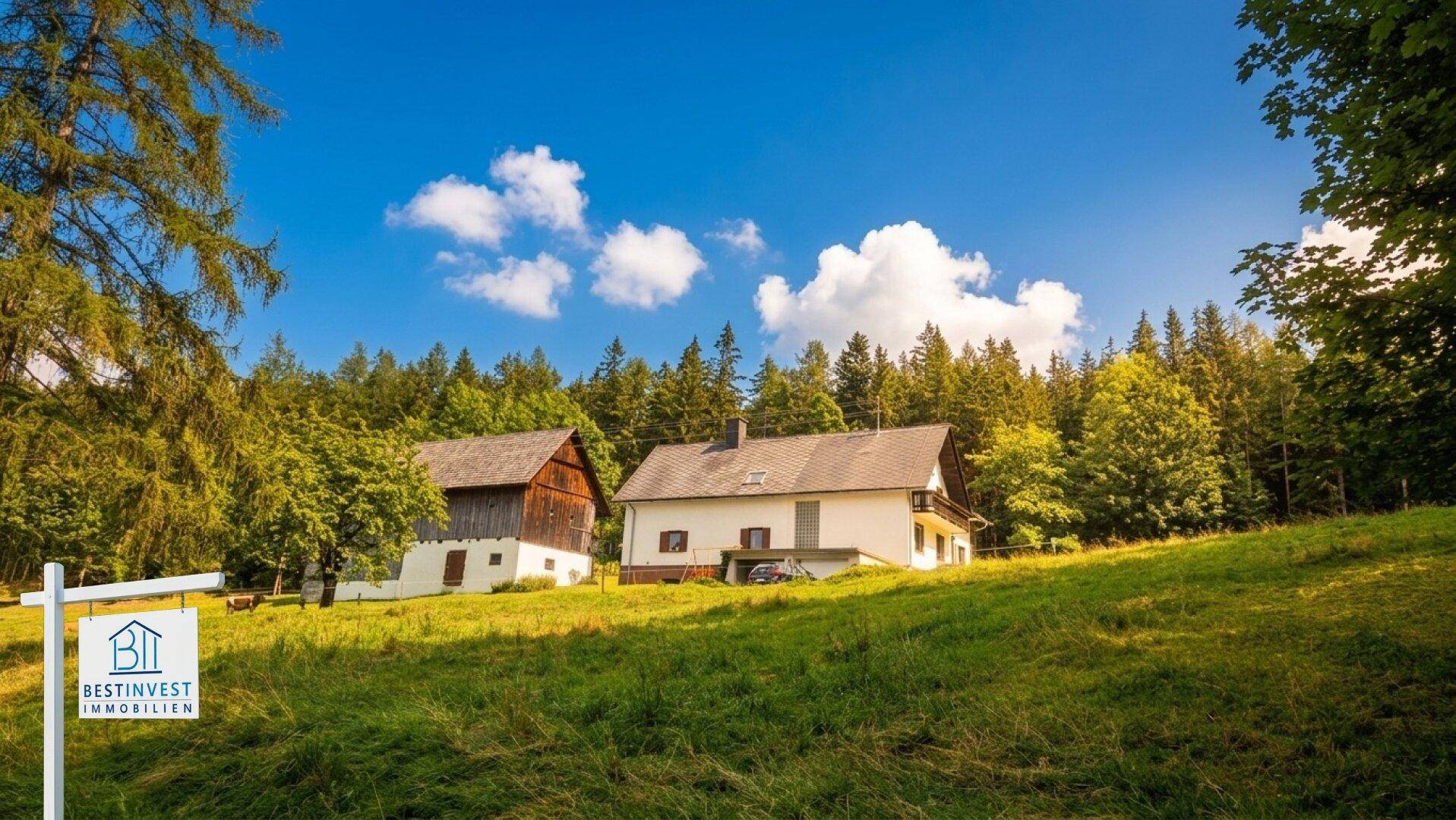 Malerisches Anwesen mit zwei Gebäuden in einer weitläufigen grünen Landschaft.