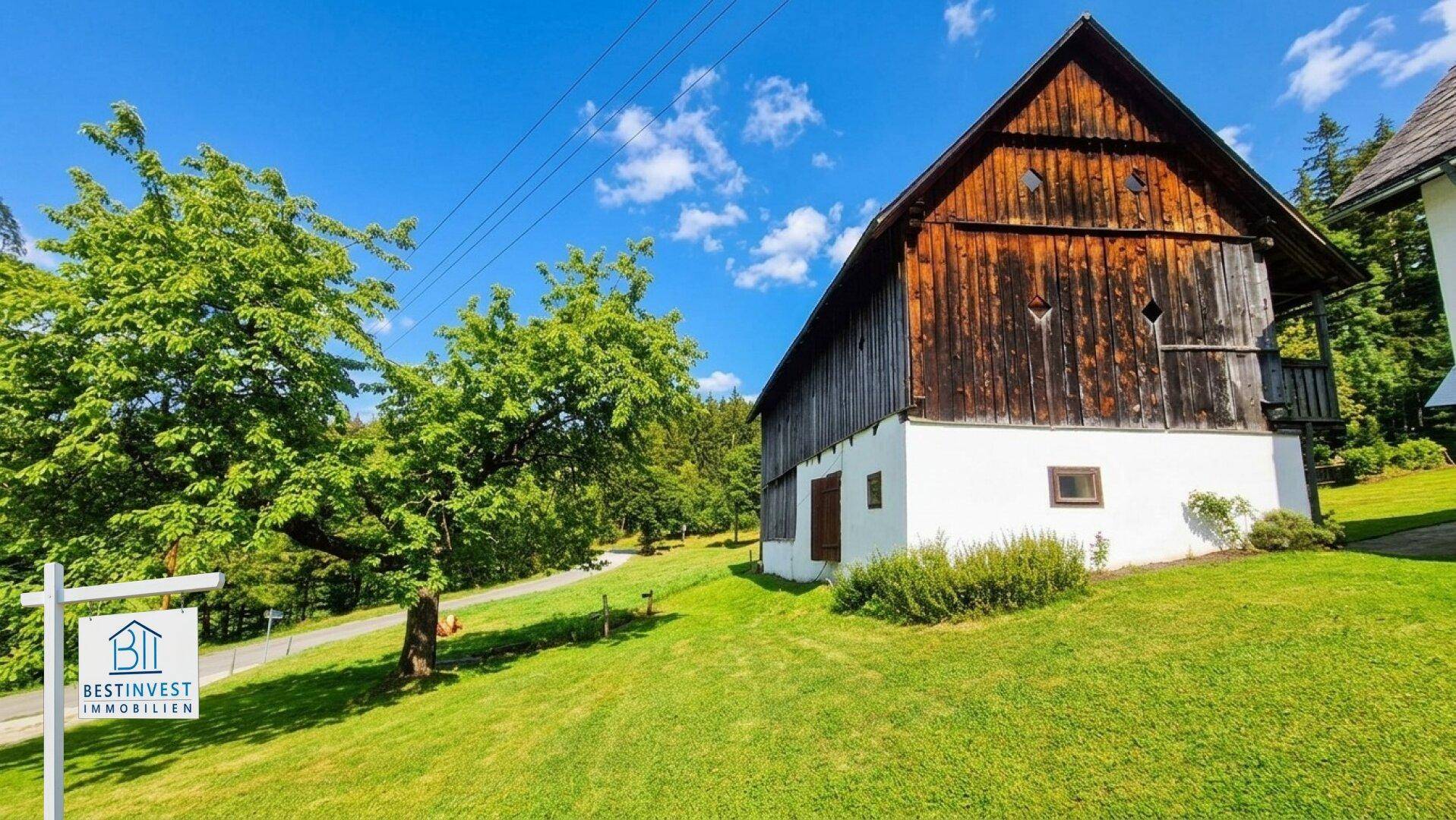 Rustikale Holzscheune mit traditioneller Bauweise und Satteldach in ländlicher Umgebung.