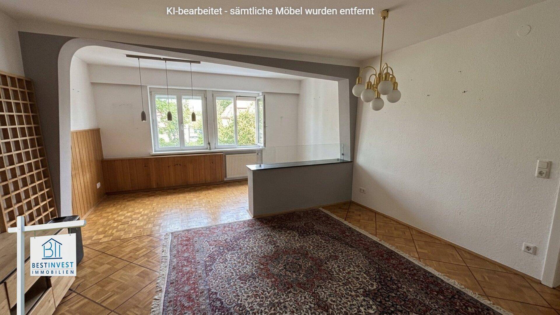 Unmöblierter offener Wohn- und Essbereich mit Parkettboden und Blick ins Grüne.