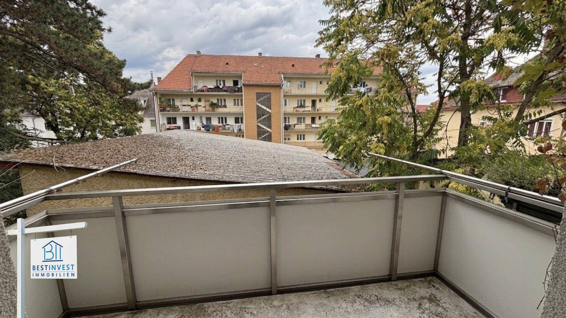Geräumiger Balkon mit Blick auf die umliegenden Gebäude und Dächer.