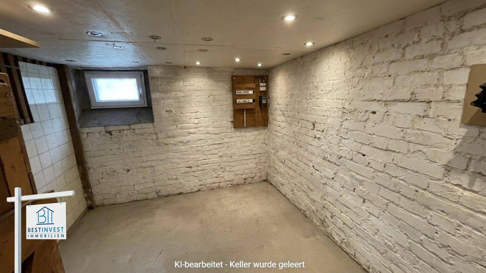Kellerraum mit weiß gestrichenen Ziegelwänden, Betonboden und kleinem Fenster.
