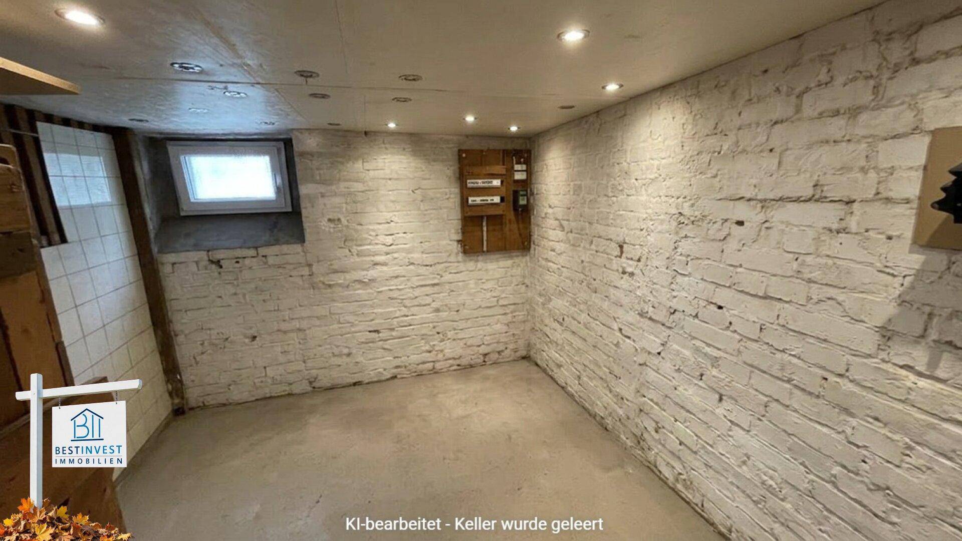 Geleerter Kellerraum mit weiß gestrichenen Ziegelwänden und einem kleinen Fenster.