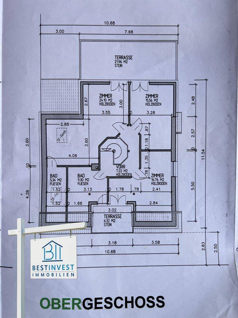 Grundriss des Obergeschosses mit drei Zimmern, zwei Bädern und zwei Terrassen.
