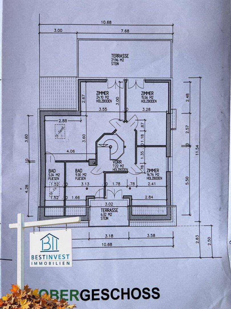 Grundriss des Obergeschosses mit mehreren Zimmern, zwei Bädern und zwei Terrassenbereichen.