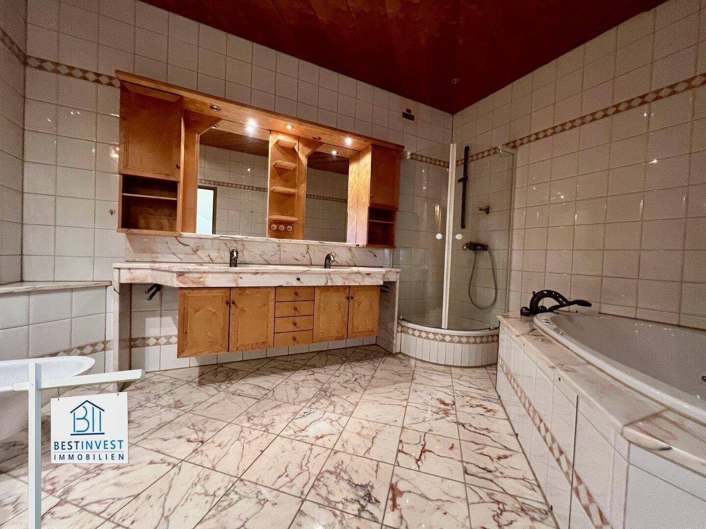 Großes Badezimmer mit Doppelwaschbecken, Dusche und Eckbadewanne.