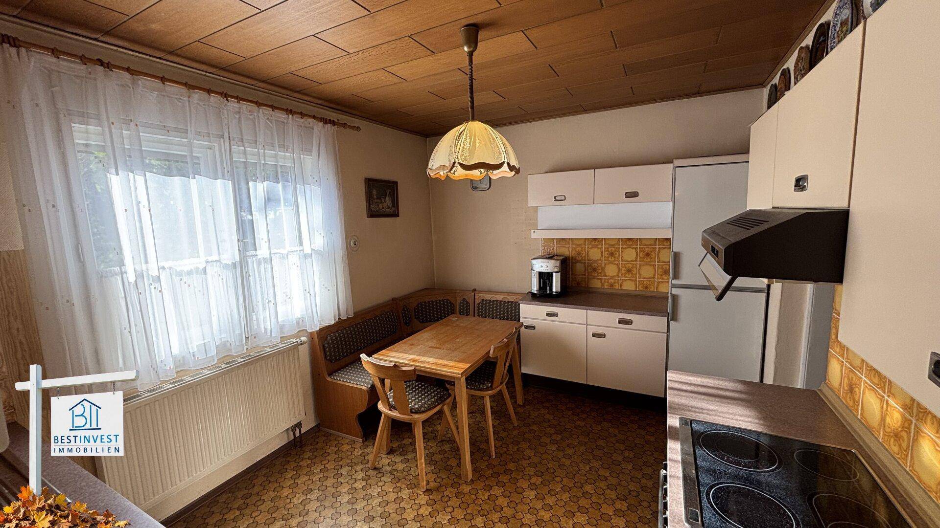 Helle Küche mit Essbereich, Fenster und traditionellen Fliesen im Landhausstil.