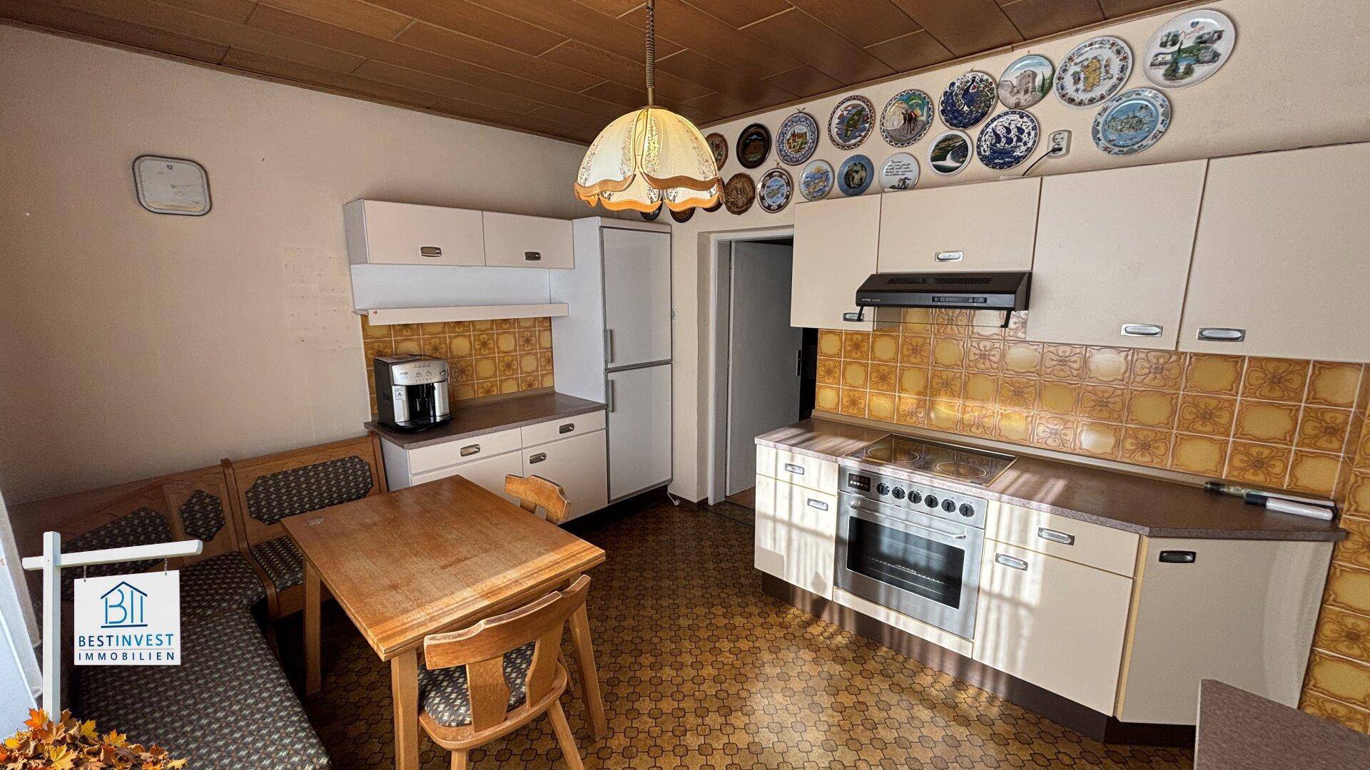 Traditionelle Küche mit Essbereich, Holzdecke und gefliestem Boden im Vintage-Stil.