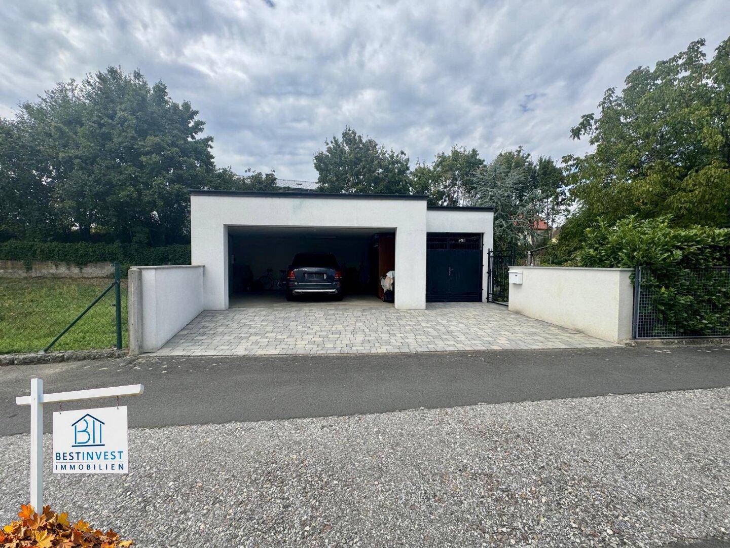 Moderne Doppelgarage mit zwei Stellplätzen und Zufahrt.