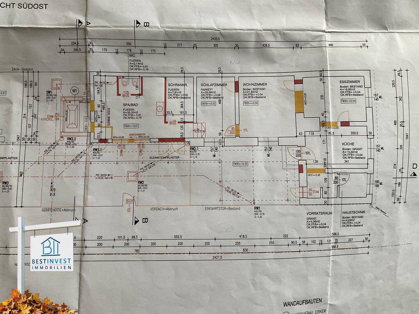 Detaillierter Grundriss mit Schlafzimmer, Wohnzimmer, Esszimmer, Küche und Spa-Bad.
