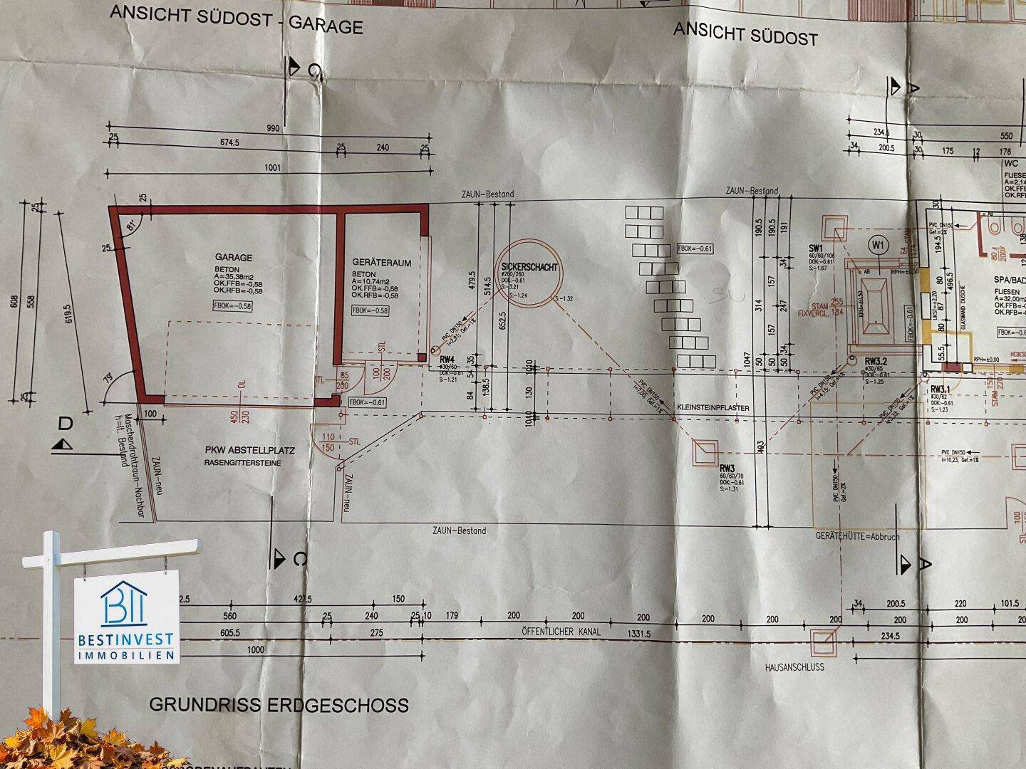 Grundriss des Erdgeschosses mit Garage, Geräteraum und zusätzlichem PKW-Abstellplatz.