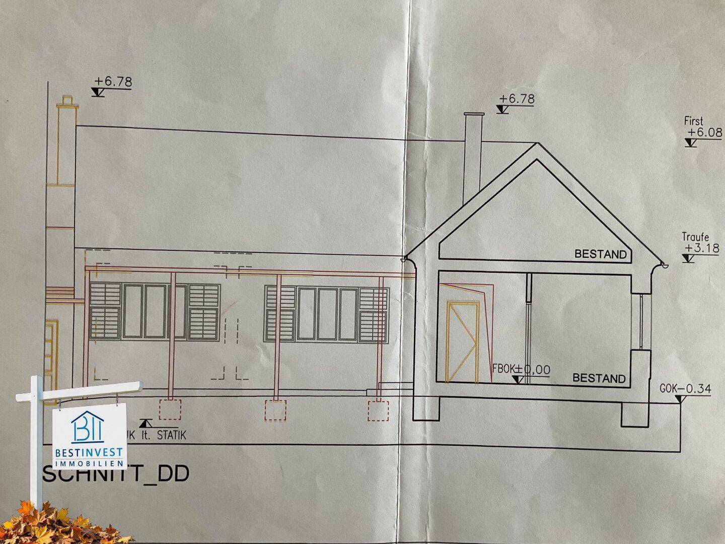 Architektonischer Schnittplan des Gebäudes zeigt die Struktur und Höhenverhältnisse.