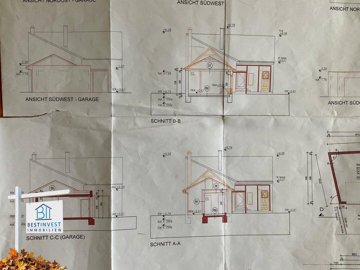Verschiedene Schnittansichten des Gebäudes zur Darstellung der inneren Struktur und Erweiterungen.