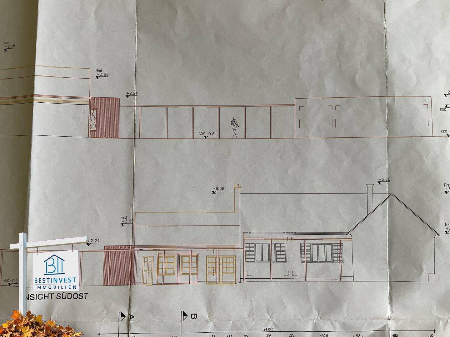 Südost-Ansicht des Gebäudes mit Fensterfronten und Zugang zu Außenbereichen.