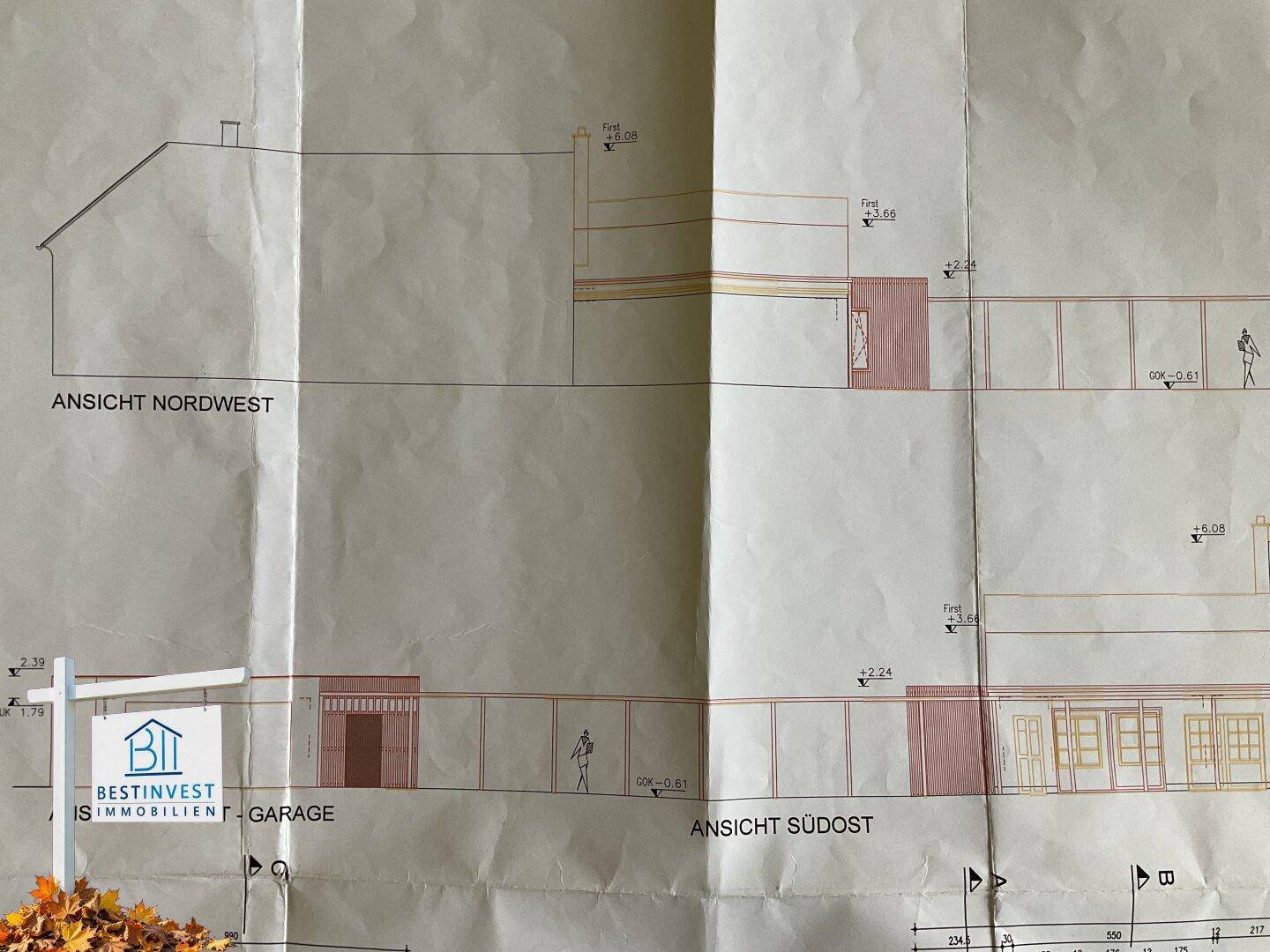 Nordwest- und Südost-Ansichten des Gebäudes mit Details zu Fenstern und Türen.