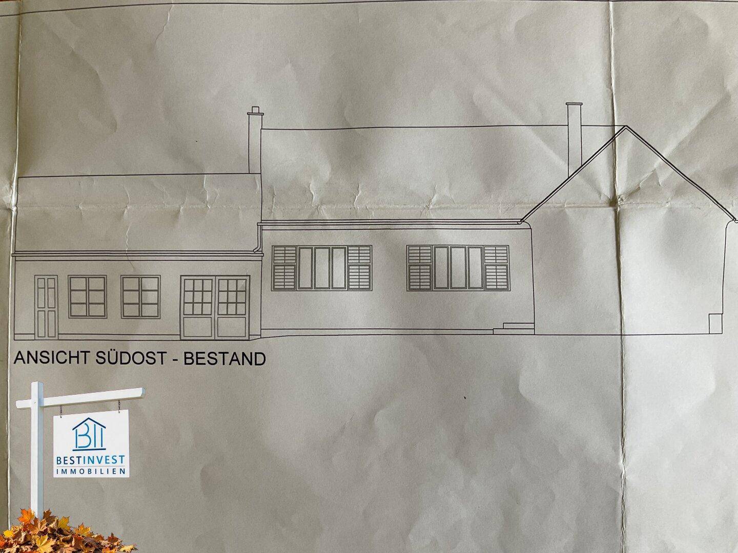 Südost-Ansicht des Bestandsgebäudes mit Fensteranordnung und Türöffnungen.