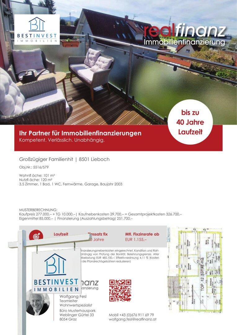 Möblierter Balkon mit Holzboden und Glasgeländer, bietet einen Ausblick auf die umliegenden Häuser und Grünflächen.