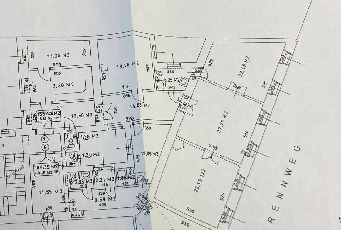 Detaillierter Grundriss mit Raumaufteilung und Flächenangaben für mehrere Wohneinheiten.