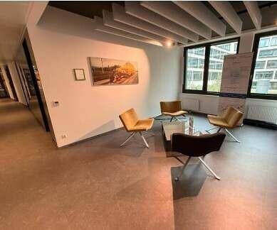 Gemütlicher Loungebereich mit modernen Sesseln und einem Couchtisch, perfekt für entspannte Pausen.