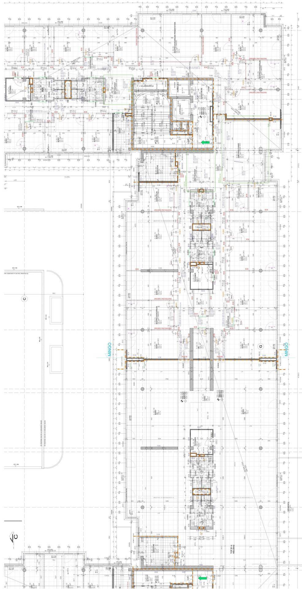 Detaillierter Grundriss einer Etage mit vielen Büroeinheiten und technischen Leitungen.