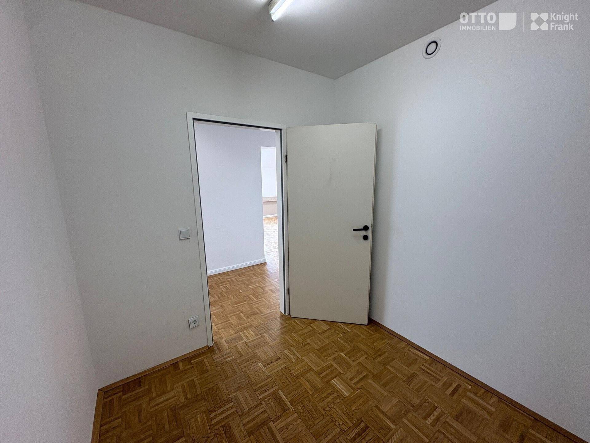 Kleiner, heller Büroraum mit Parkettboden und weiß gestrichenen Wänden, ideal für Einzelbüros.