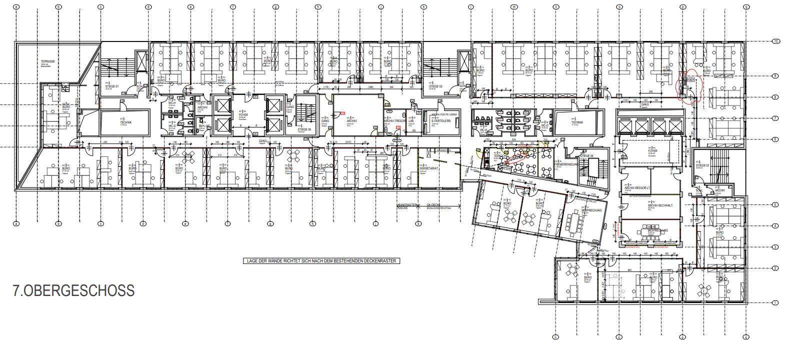 Grundriss des 7. Obergeschosses mit zahlreichen Büroräumen und Gemeinschaftsbereichen.