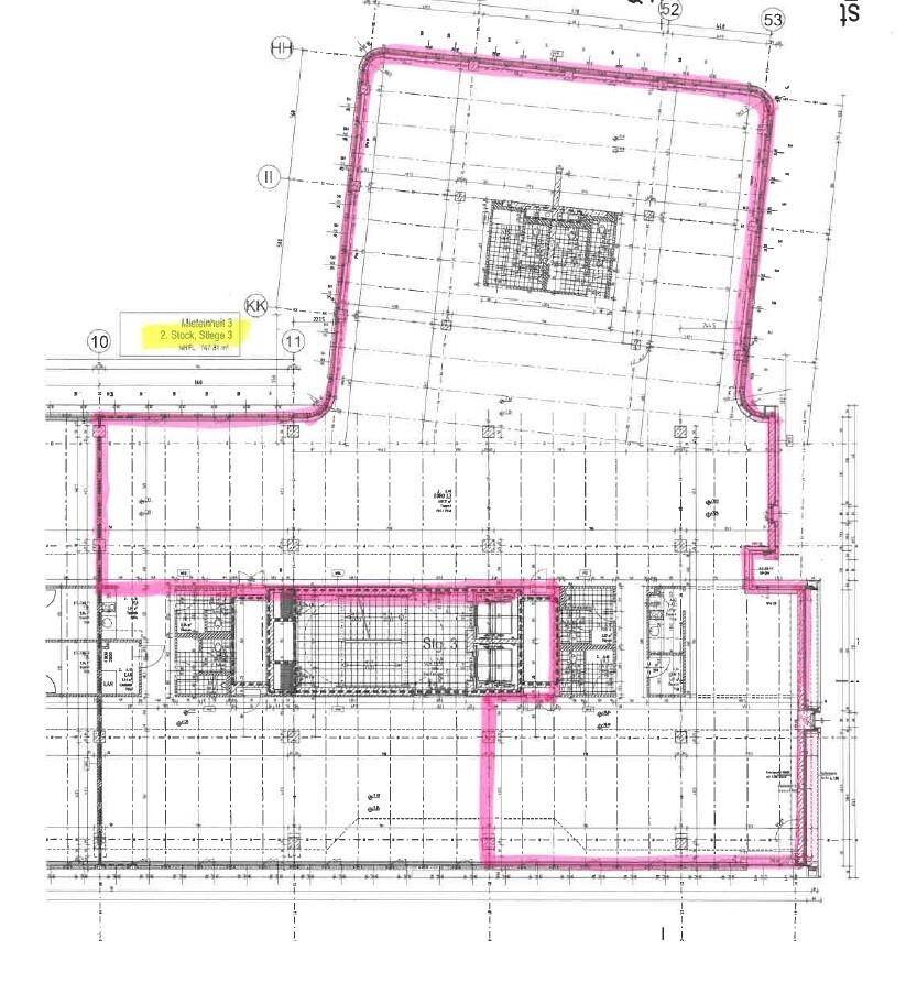 Technischer Grundrissplan mit markierten Bereichen und Leitungsführungen.
