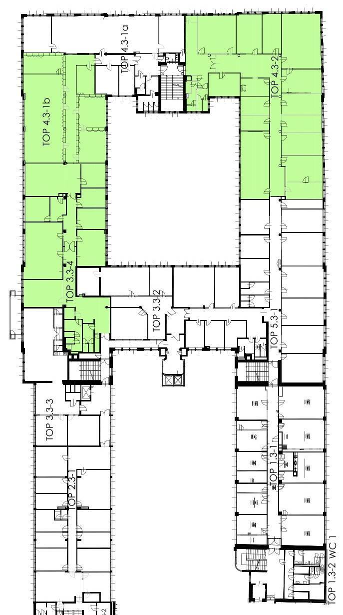 Detaillierter Grundriss einer Etage mit mehreren Büroeinheiten und Fluren.