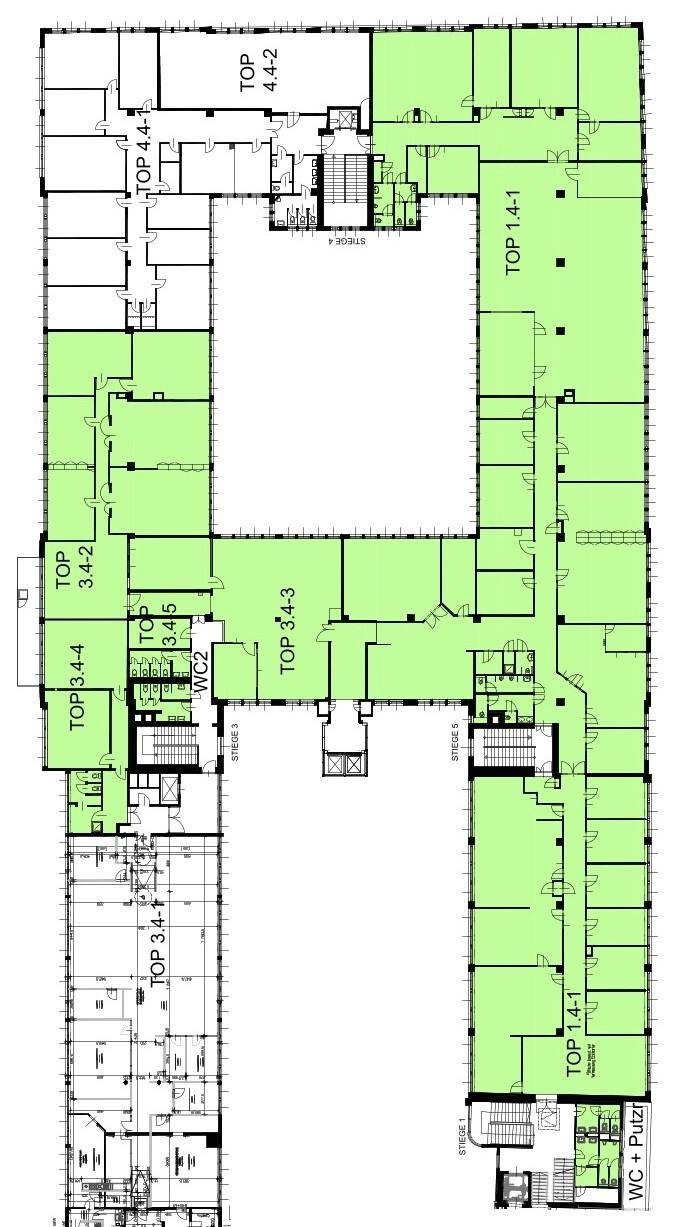 Detaillierter Grundriss eines Bürogebäudes mit mehreren Einheiten, Fluren und Treppenhäusern auf einer Etage.