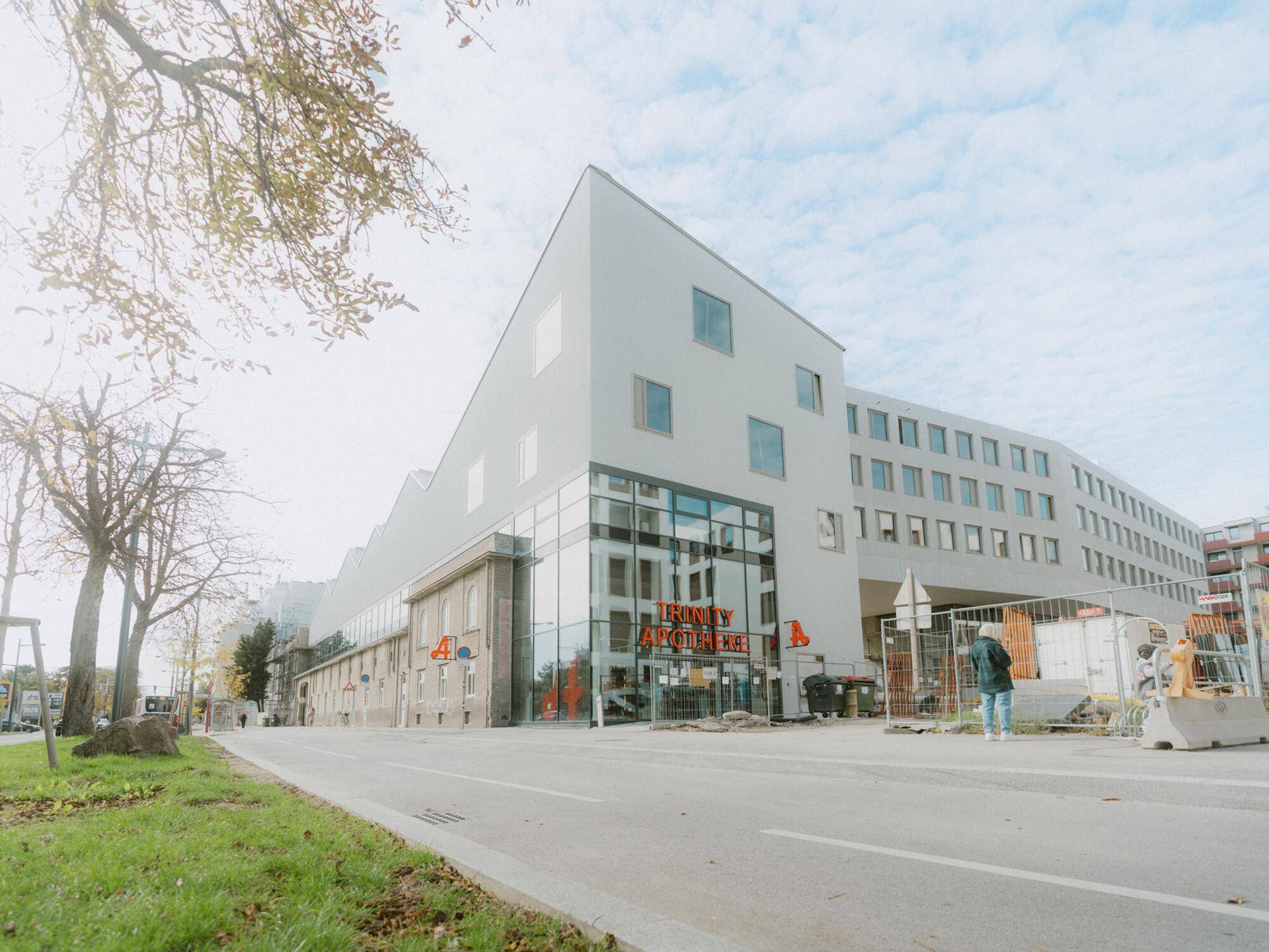 Moderne Architektur eines Geschäftsgebäudes mit Glasfassade und umliegender Straße.