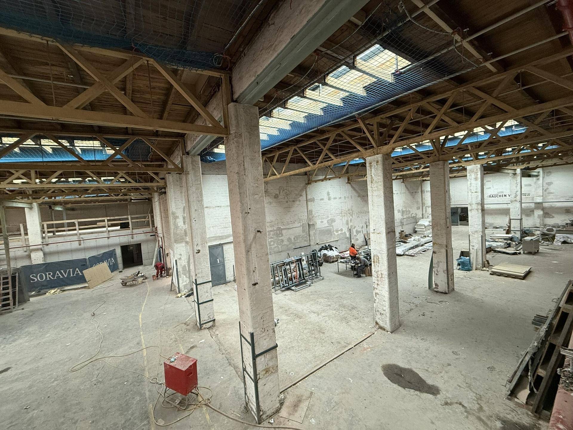 Weitläufige Industriehalle mit Betonpfeilern, hohen Decken und viel Platz für verschiedene Nutzungen.