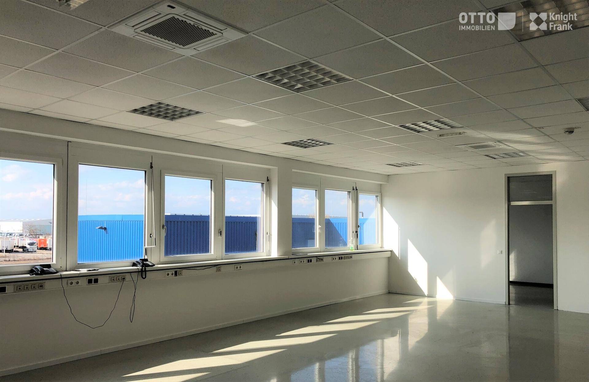 Modernes Büro mit abgehängter Decke, Klimaanlage und weitem Ausblick.