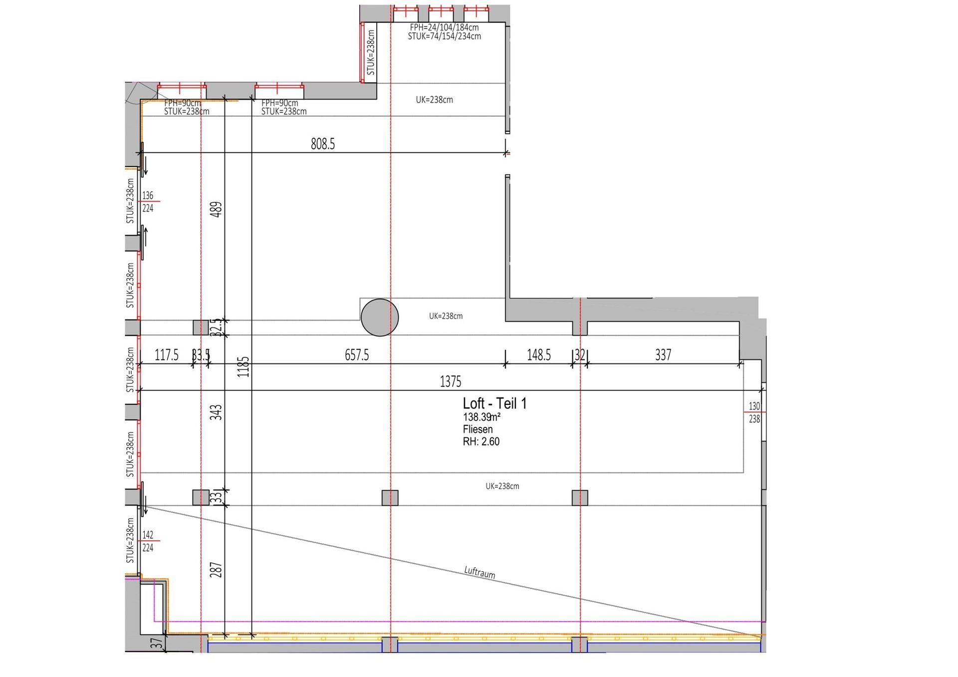 Detaillierter Grundriss eines Loft-Teils mit Maßen und Säulen.