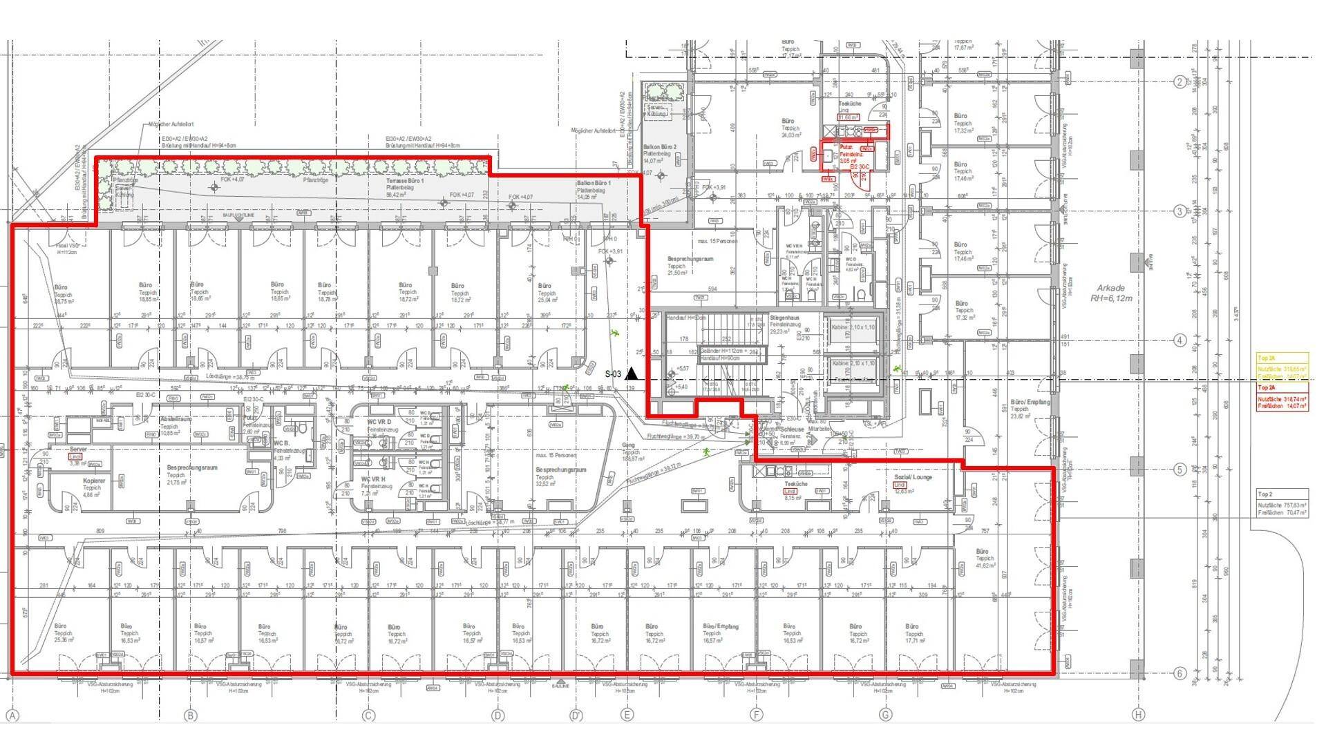 Detaillierter Grundriss eines Gebäudes mit vielen Büroräumen und einem rot markierten Bereich.