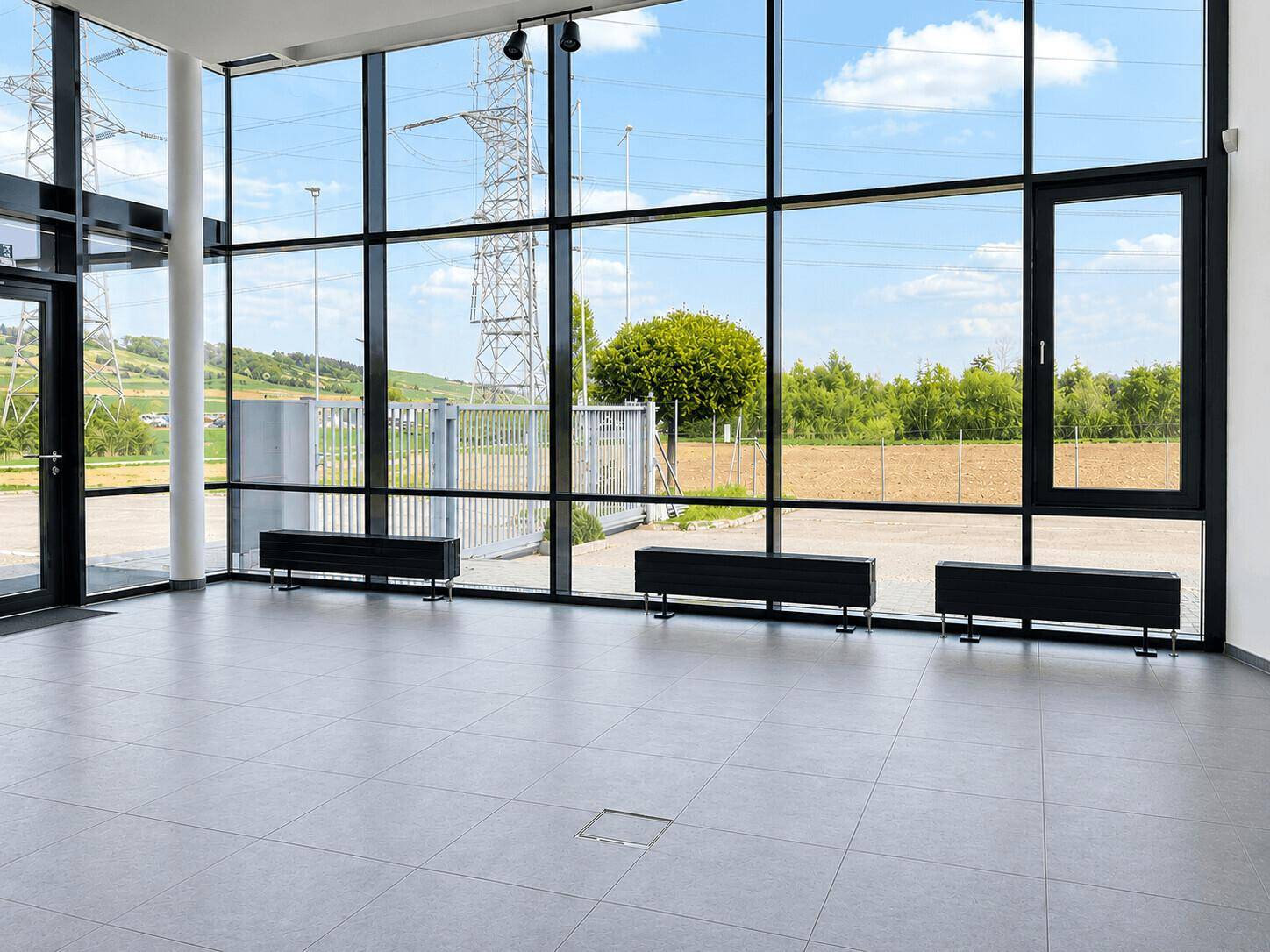 Heller Bürobereich mit großen Fenstern, die einen weiten Blick auf die Landschaft bieten.