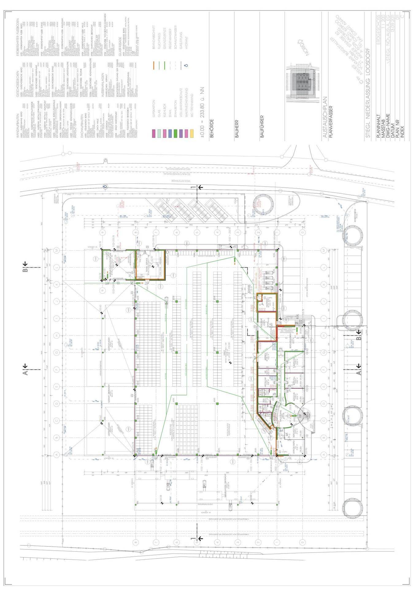 Detaillierter Grundriss des Erdgeschosses mit Büros, Lagerflächen und Parkplätzen.