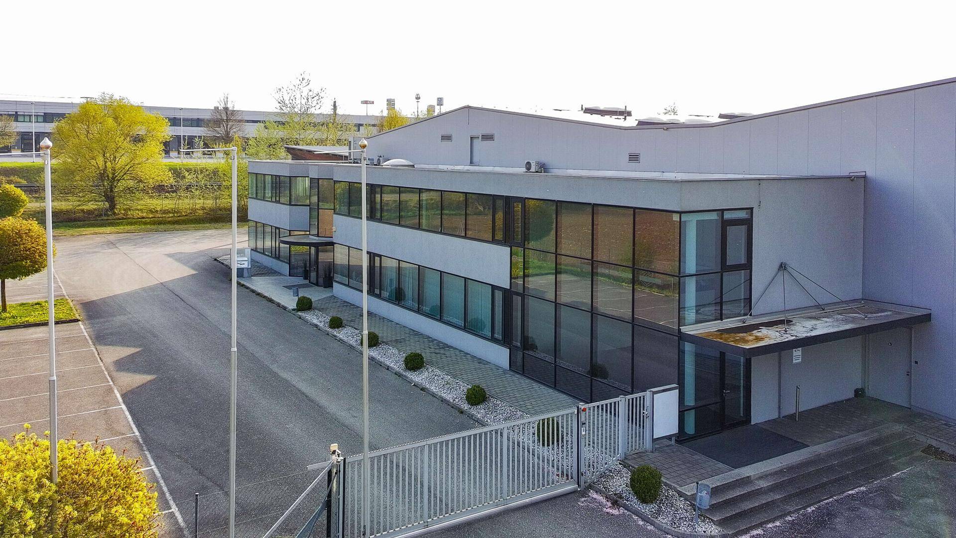 Ansicht des modernen Bürogebäudes mit großen Glasflächen und einem Eingangsbereich.