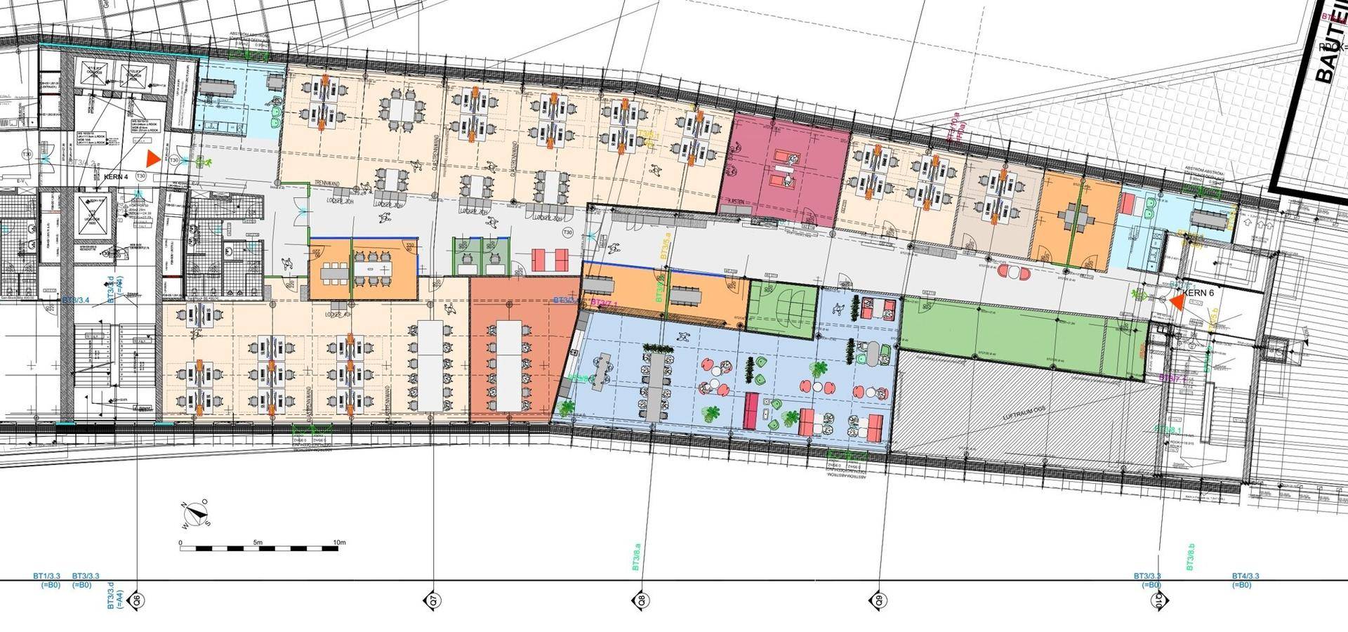 Detaillierter Grundriss eines großen Bürogebäudes mit verschiedenen Funktionsbereichen.