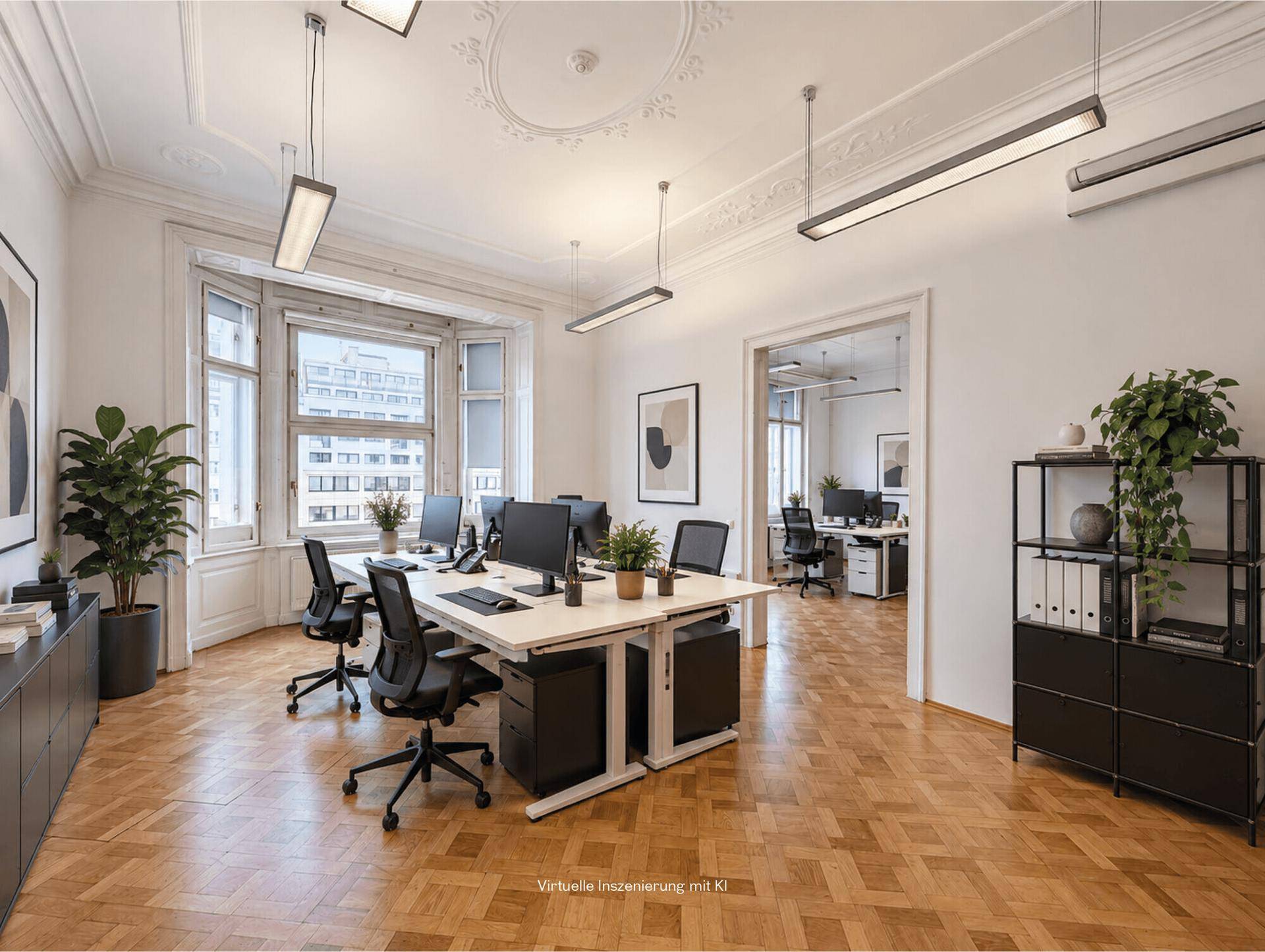 Helles Eckbüro mit Erkerfenster, Fischgrätparkett und klassischer Stuckverzierung an der Decke.