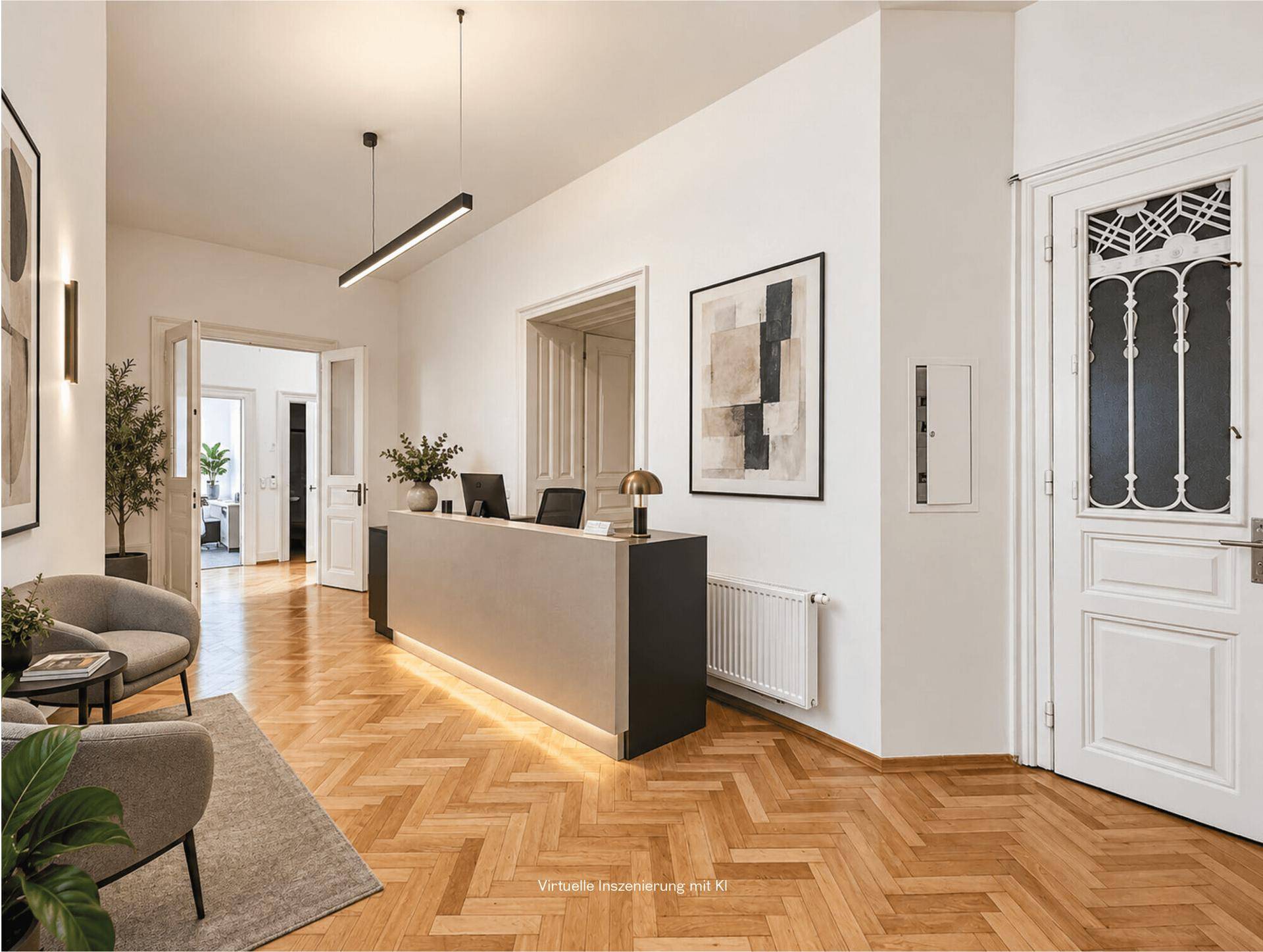 Empfangsbereich mit modernem Tresen, Fischgrätparkett und hohen weißen Türen in einem Altbau.