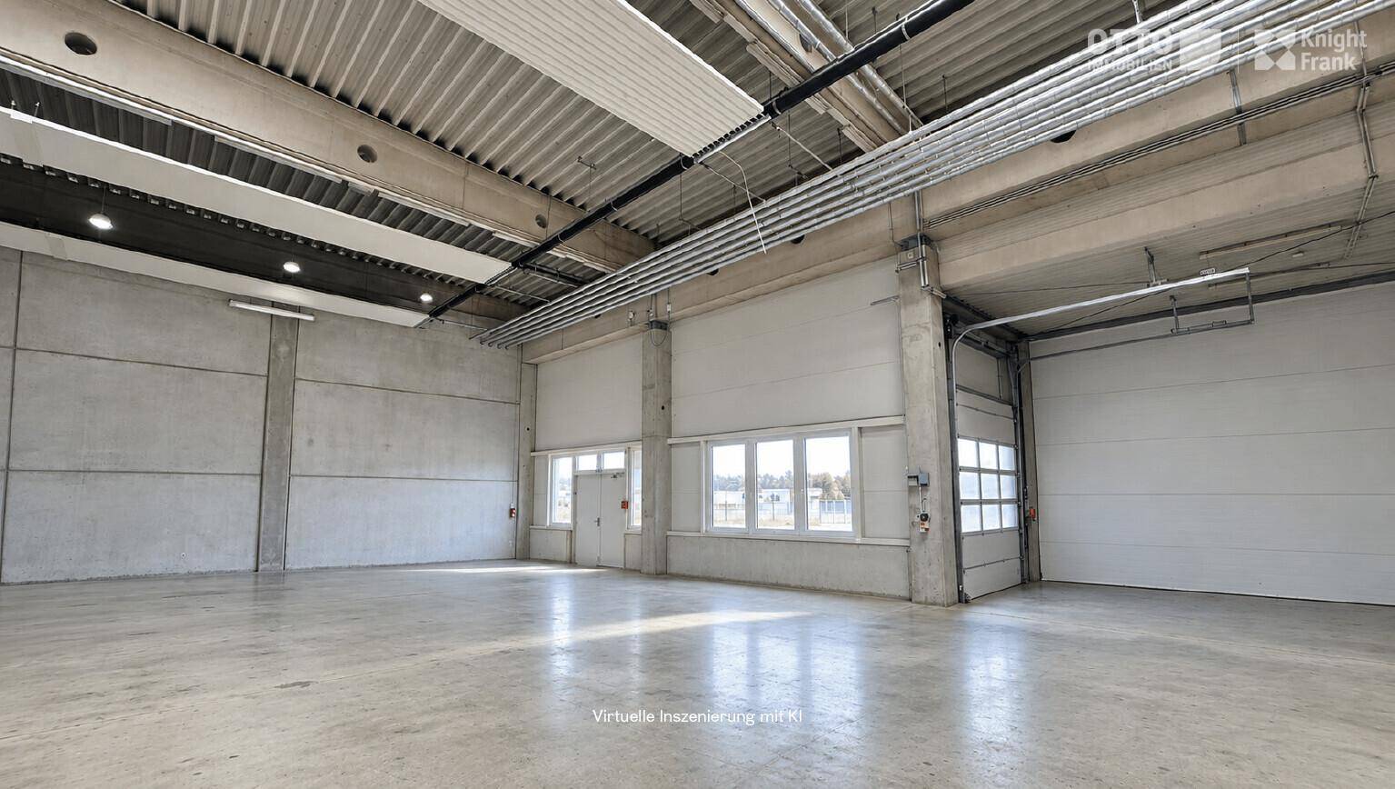 Helle Lagerhalle mit Betonboden, hohen Decken und Tageslichteinfall durch Fenster, ideal für Produktion.