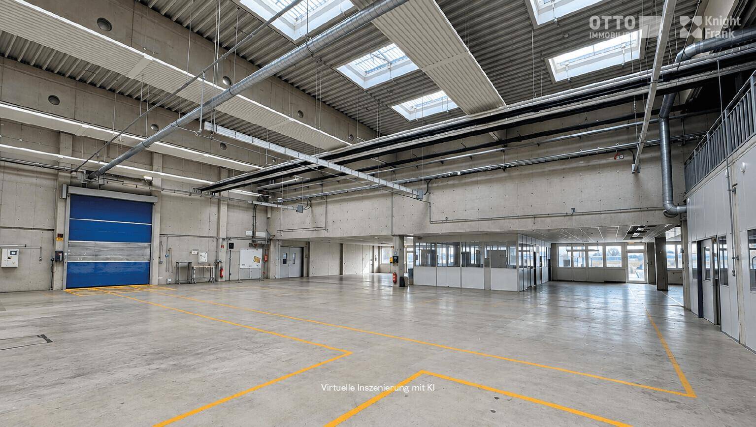Weitläufige Lagerhalle mit hohen Decken, Oberlichtern und gelben Bodenmarkierungen, ideal für Logistik.