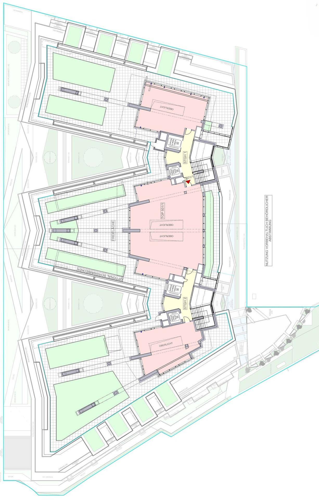 Grundrissplan eines Gebäudegeschosses mit mehreren Einheiten und Außenbereichen.