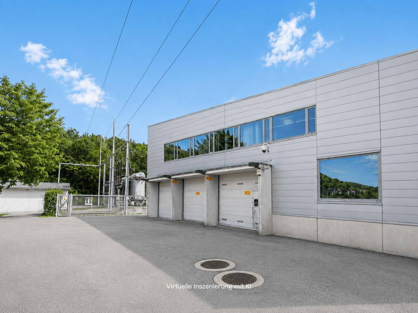 Rückseite eines Gewerbegebäudes mit mehreren Rolltoren und einem großen Parkplatz.