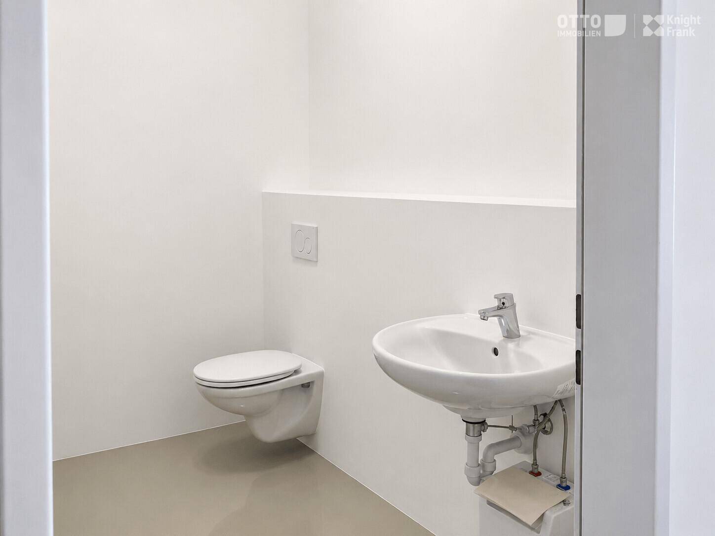 Einfache Gästetoilette mit weißer Keramik, wandhängendem WC und kleinem Waschbecken.
